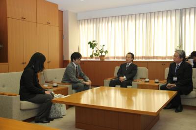 行方不明の中学生・齋藤さんのご両親が市を訪れました